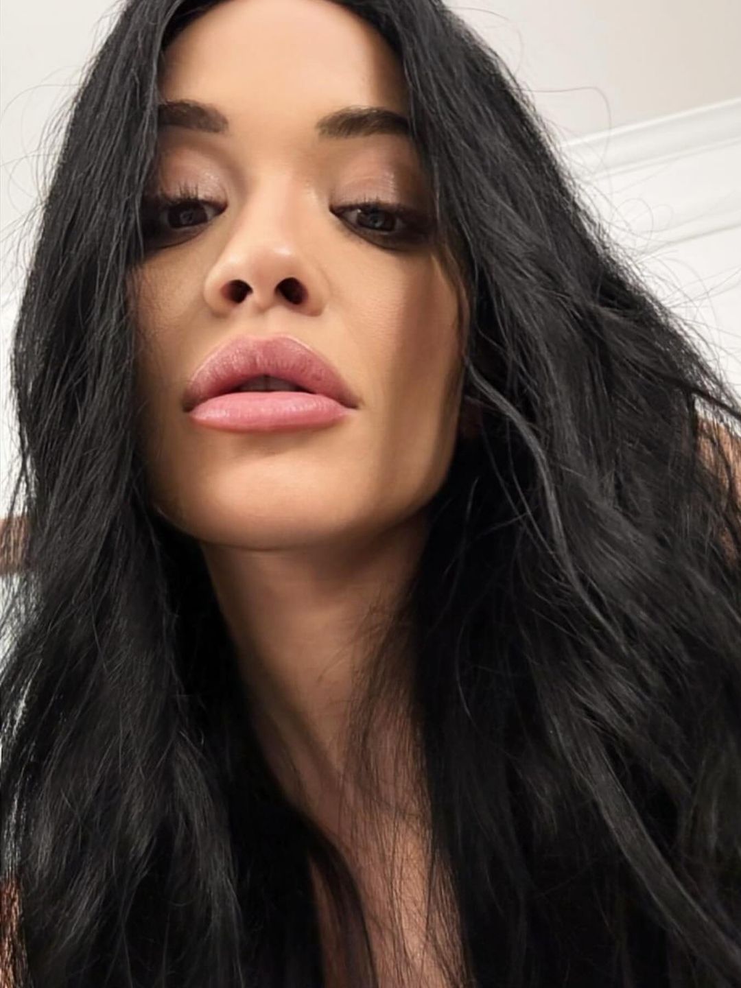 Rita Ora posts a slefie of her in a dark brown wig