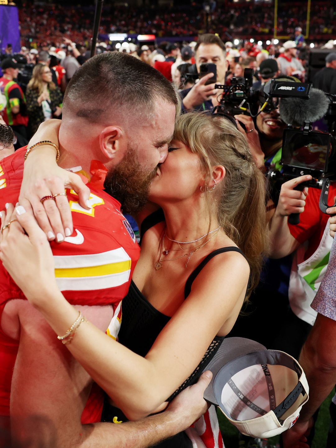 Taylor Swift and Travis Kelce kissing 