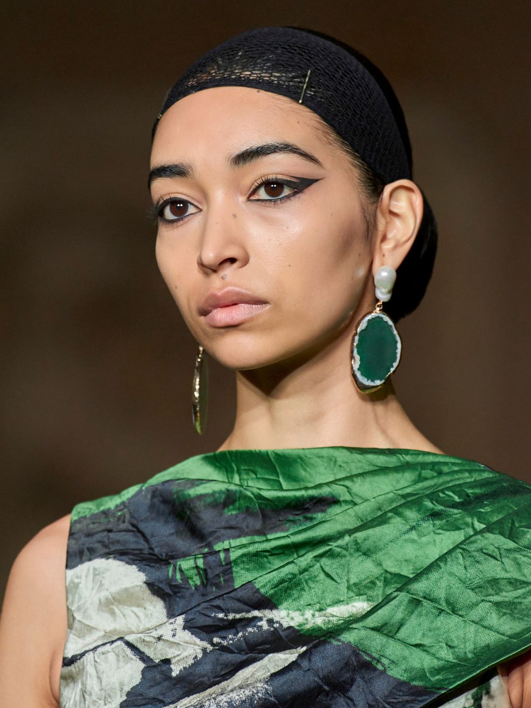 Modelo Erdem F/W24 com grandes brincos verdes