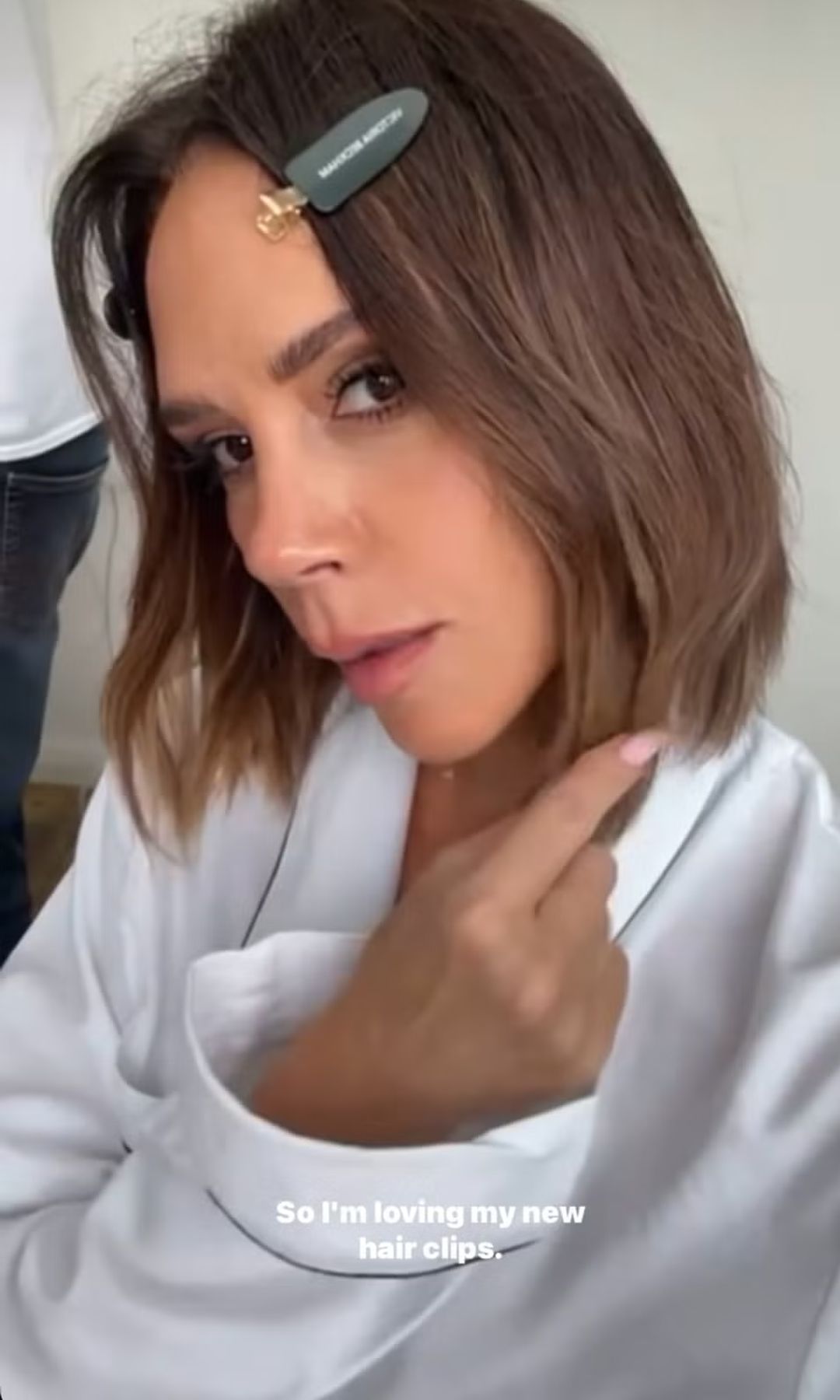 Victoris beckham with short chestnut bob and clips in her hair