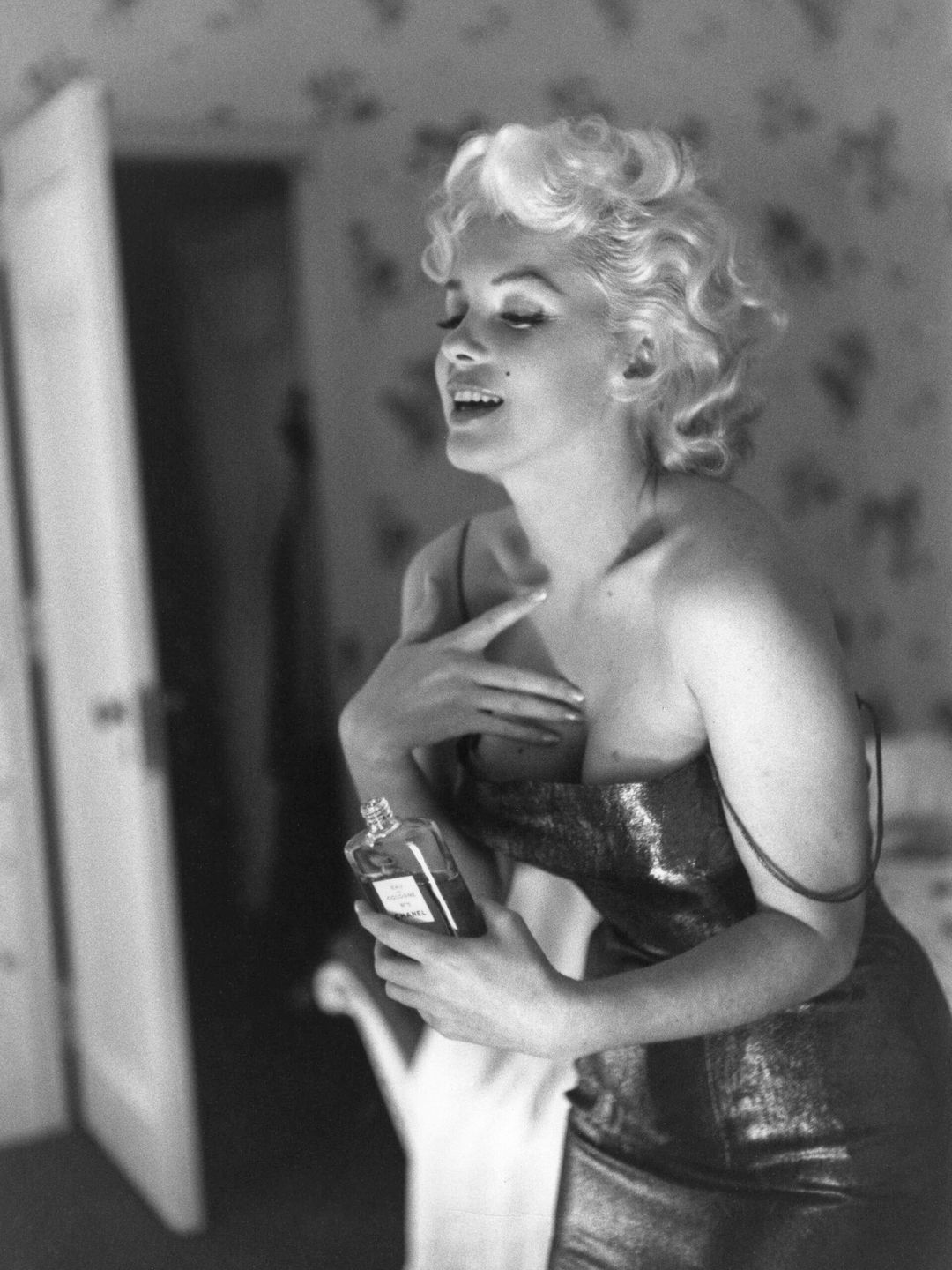 NEW YORK - MARCH 24: Actress Marilyn Monroe gets ready to go see the play "Cat On A Hot Tin Roof" playfully applying her make up and Chanel No. 5 Perfume on March 24, 1955 at the Ambassador Hotel in New York City, New York. (Photo by Ed Feingersh/Michael 