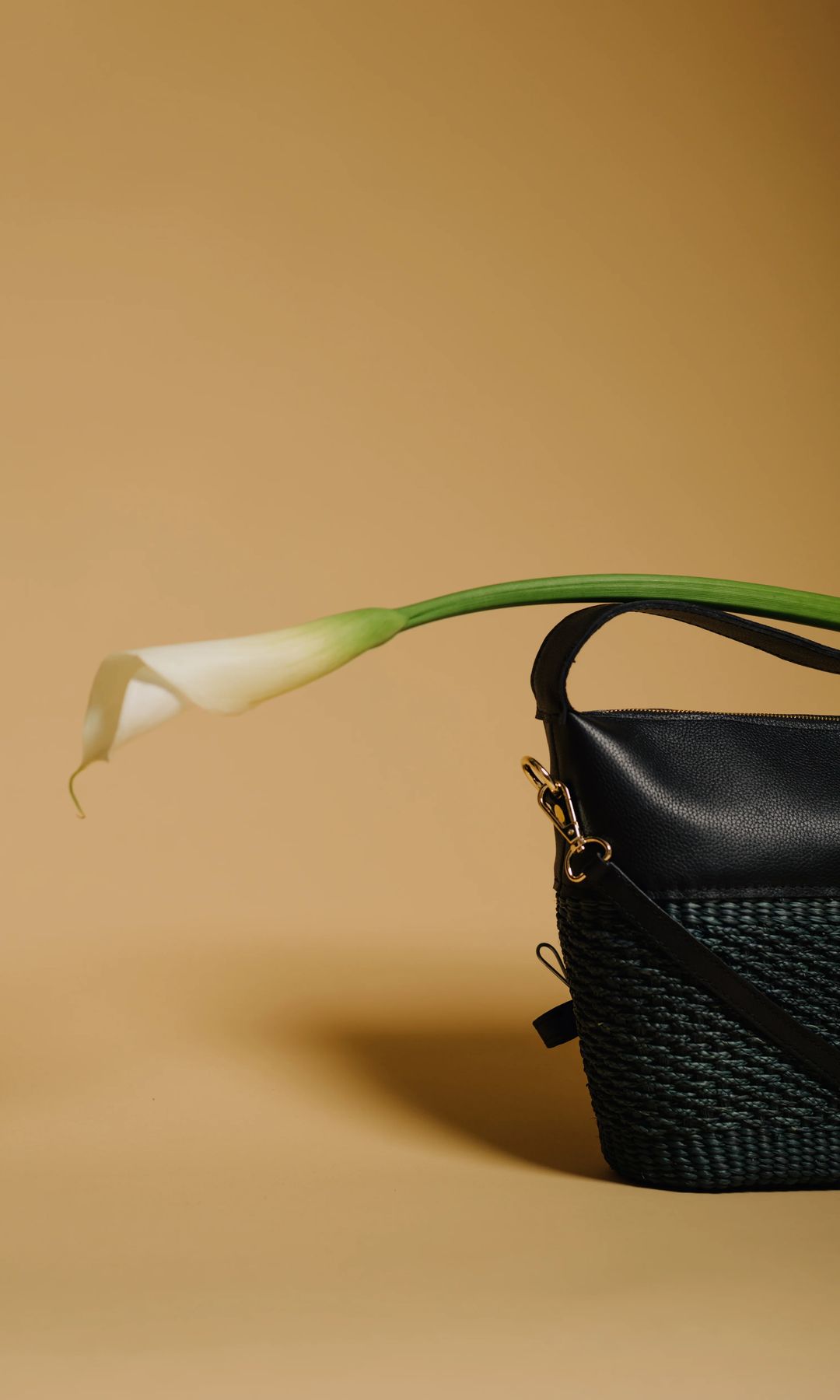 THE BILLY BAG

100% Toquilla Straw with Cow Leather Handles
This material is known for its quality and beauty. 
Each bag is entirely hand-made, from the straw dye to the weaving of the bag.
The Kelly Eastwood x Sensi Studio collection embodies a shared commitment to sustainable luxury and global connection. 

Handwoven by master female artisans in Ecuador, the collection features 100% Ecuadorian toquilla straw hats, bags, and accessories. Each piece supports traditional craftsmanship and sustains a community of artisans whose skills have been passed down through generations.

