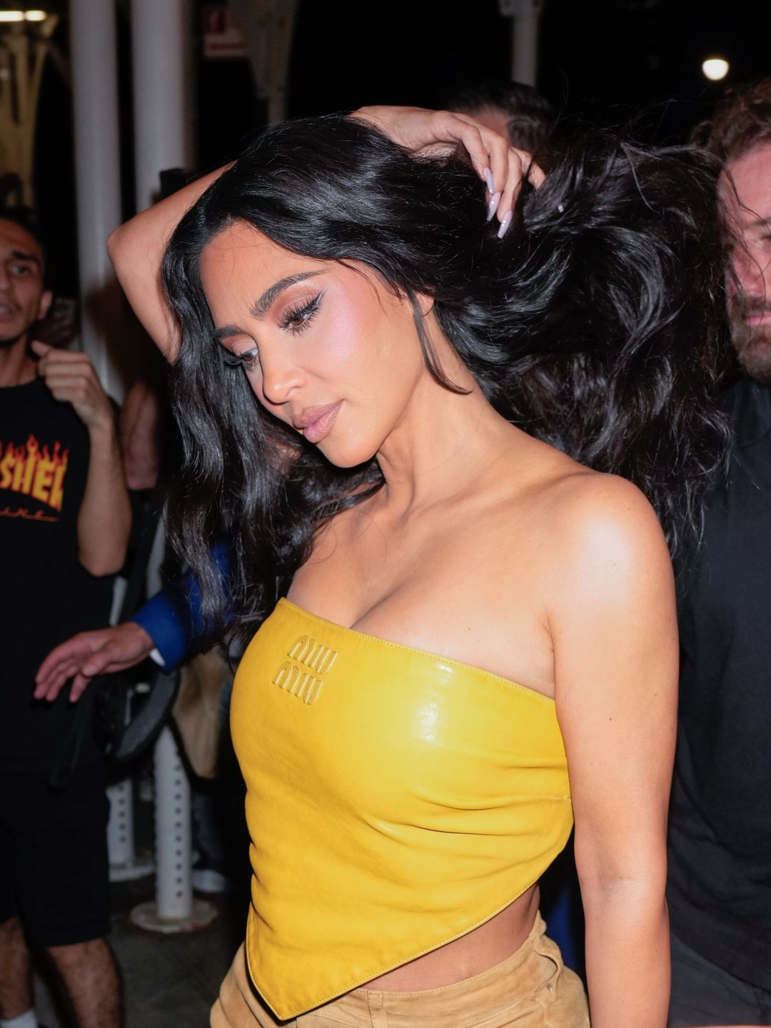 Kim Kardashian é vista em 14 de agosto de 2024 na cidade de Nova York usando um top amarelo da Miu Miu