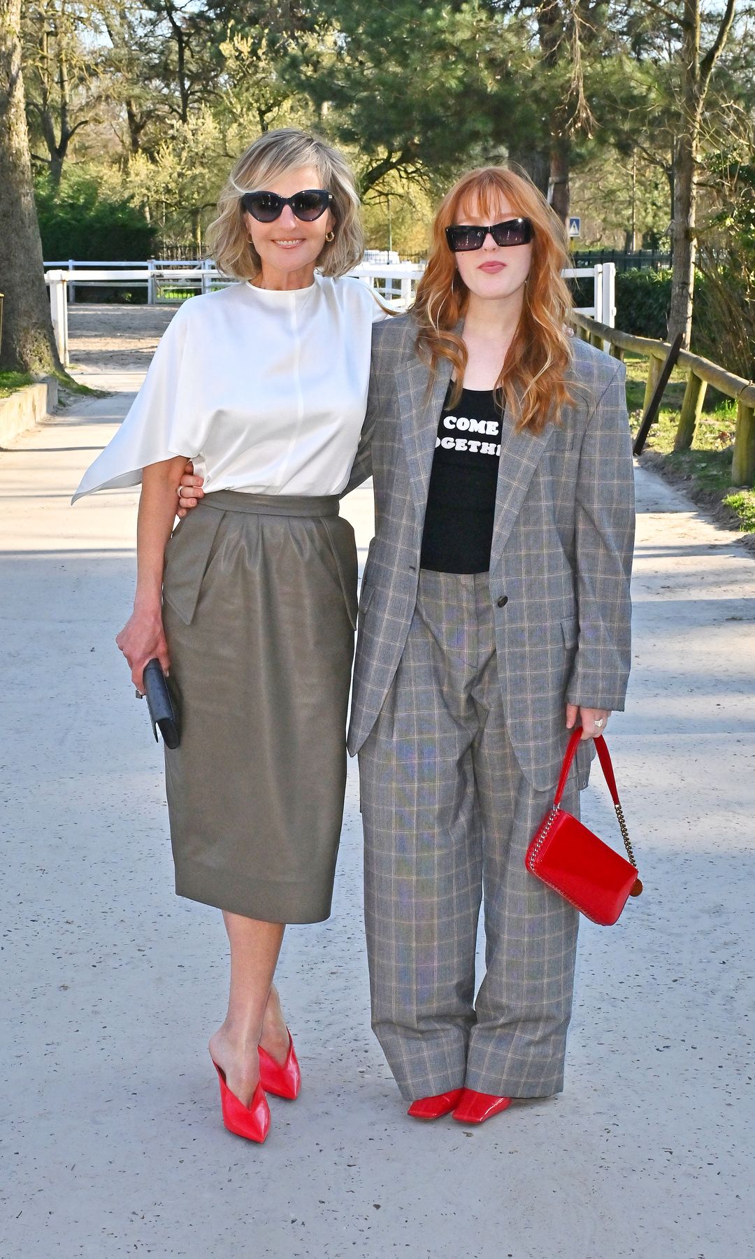 Helen Hunt et sa fille Makena Lei Carnahan assistent au spectacle Stella McCartney WI26 au Grand Manege Jean Caucanas le 4 mars 2026 à Paris, France.