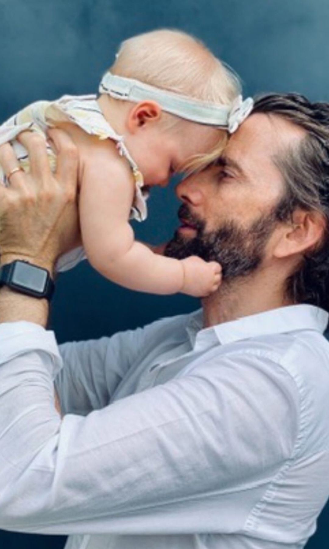 David Tennant with his forehead to a baby