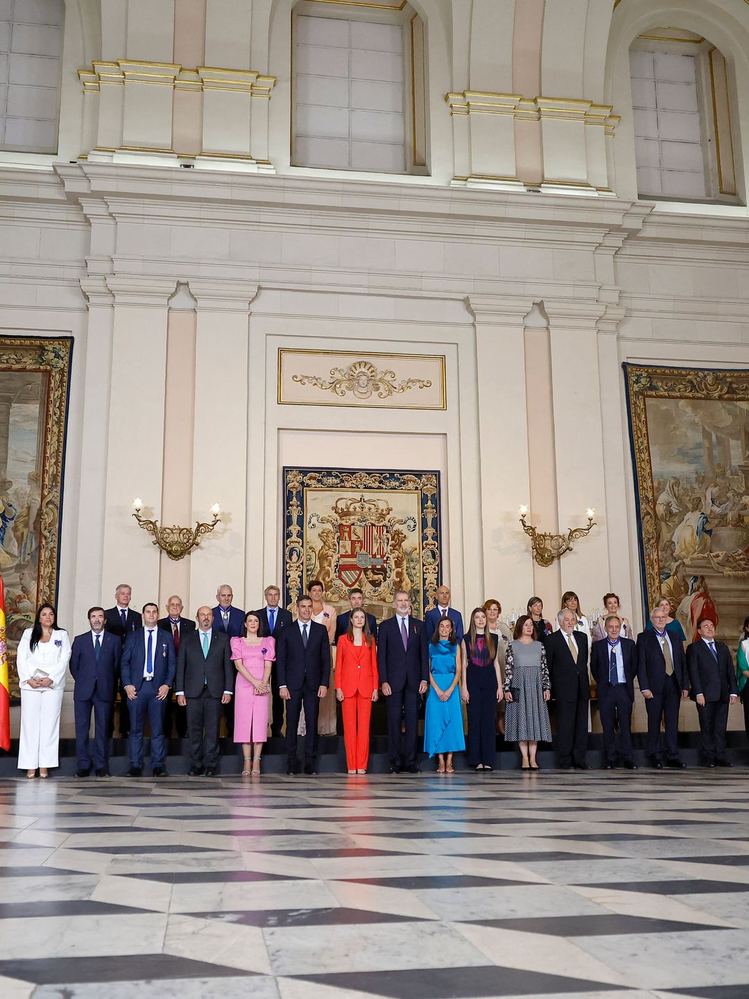 spain's prime minister with spanish royals and people decorated with civil merit