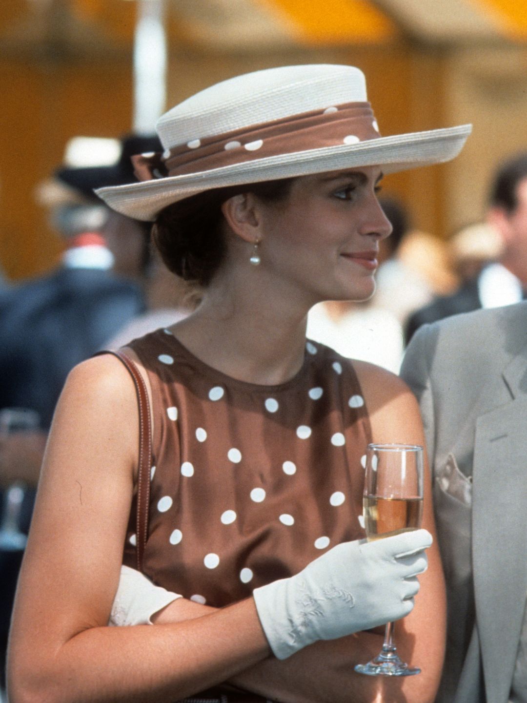Julia Roberts boit un verre avec Richard Gere dans une scène du film de 1990 