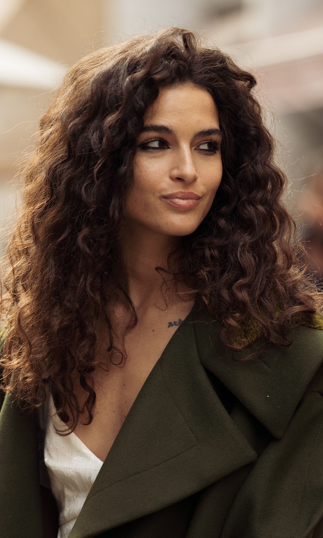Chiara Scelsi curly hair with highlights street style.