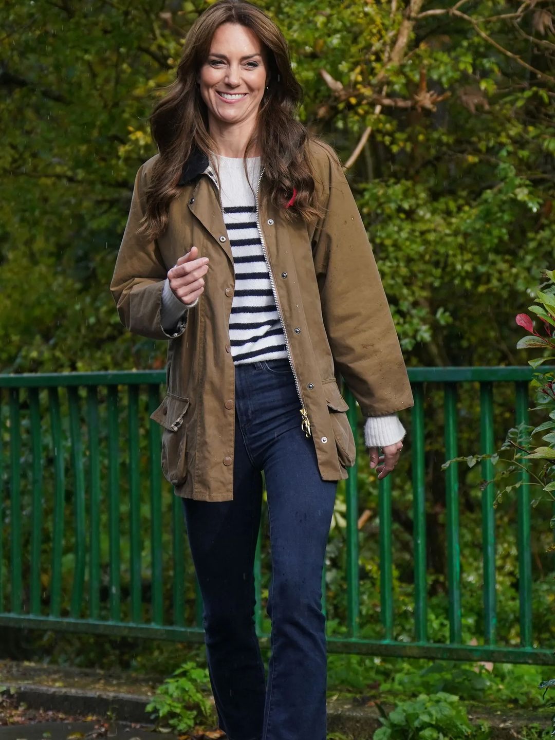 Kate Middleton mengenakan jaket barbour