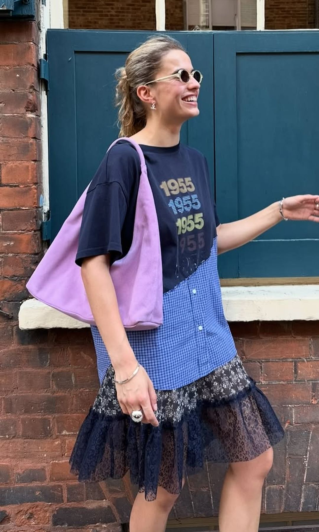 Influenceur de robe de chemise incompatible avec garniture en dentelle et sac lilas