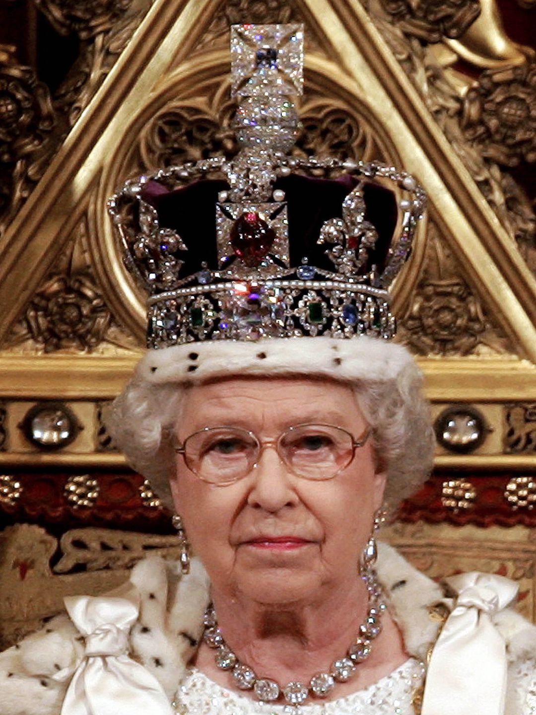 queen wearing imperial state crown 