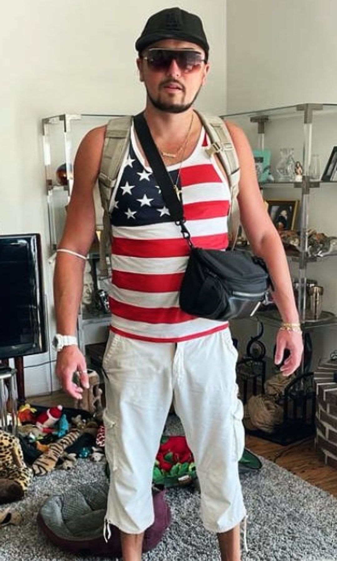 Christian Savalas posant dans un débardeur drapeau des États-Unis