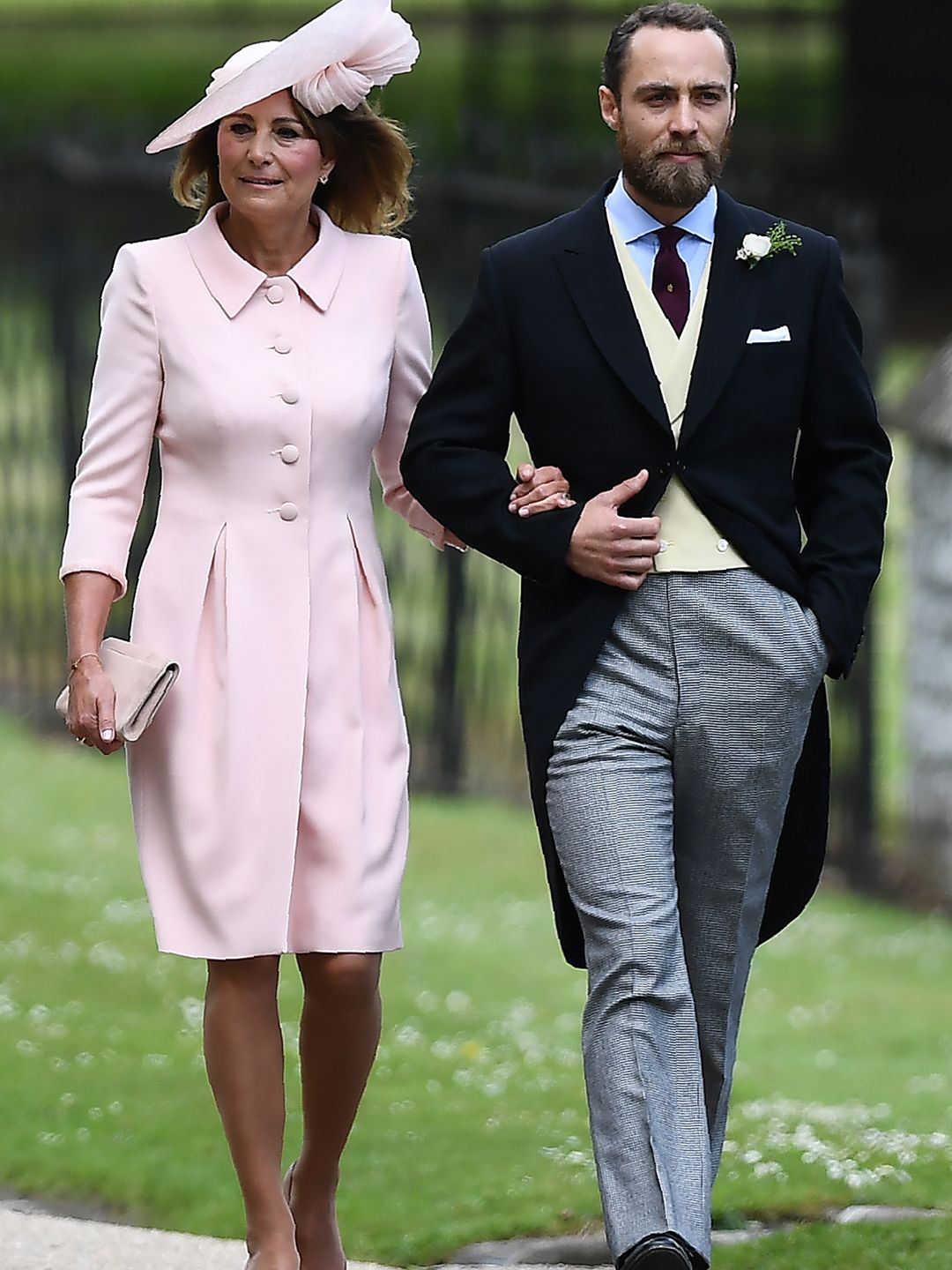 James Middleton em um terno matinal com sua mãe Carole