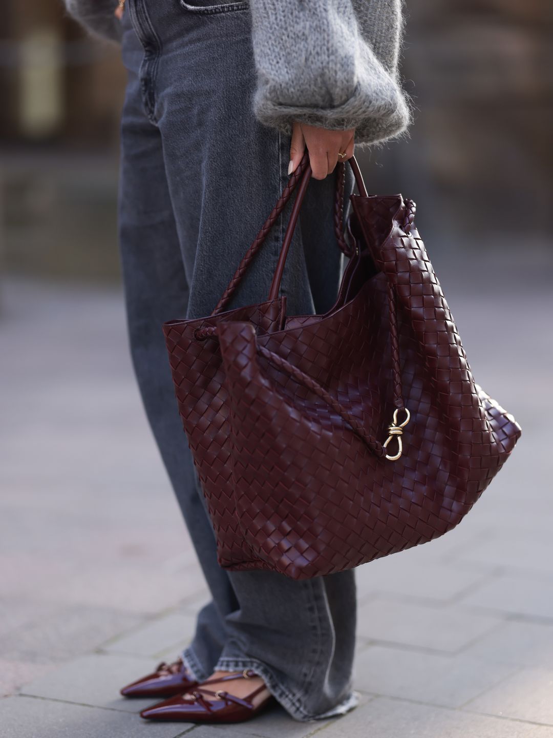 We love how Aylin Koeing has matched her shoes to her Bottega Veneta Andiamo bag