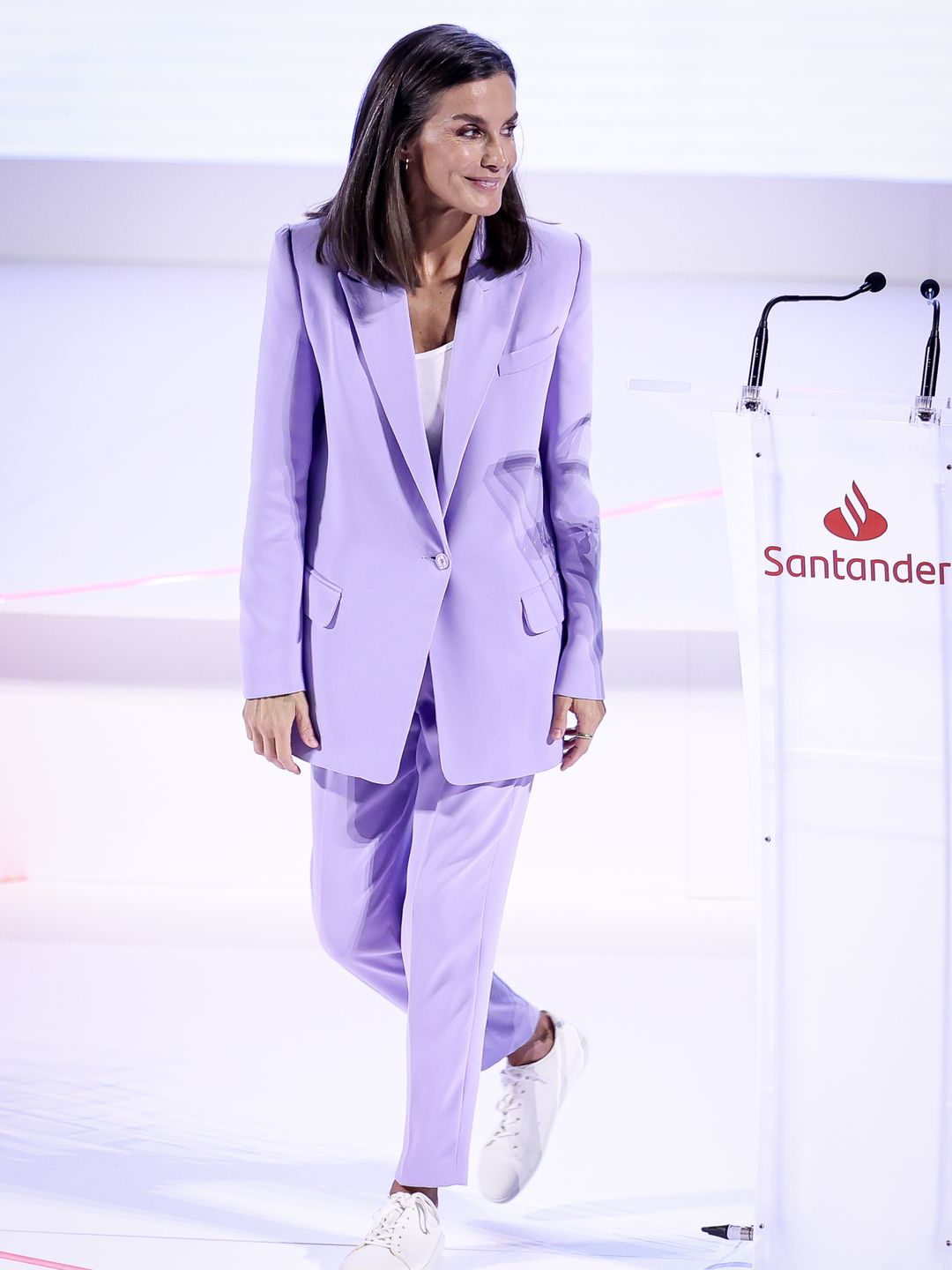 Ratu Letizia dari Spanyol hadir "Proyek sosial Banco Santander" di El Solaruco pada 11 Juni 2024 di Madrid, Spanyol, dengan setelan ungu dan sepatu kets