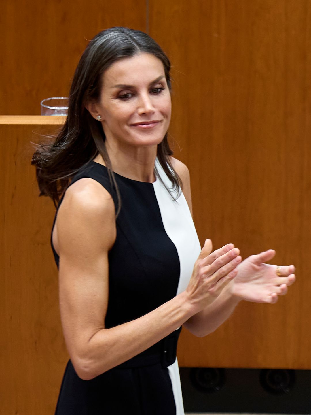 queen letizia clapping in black and white dress 