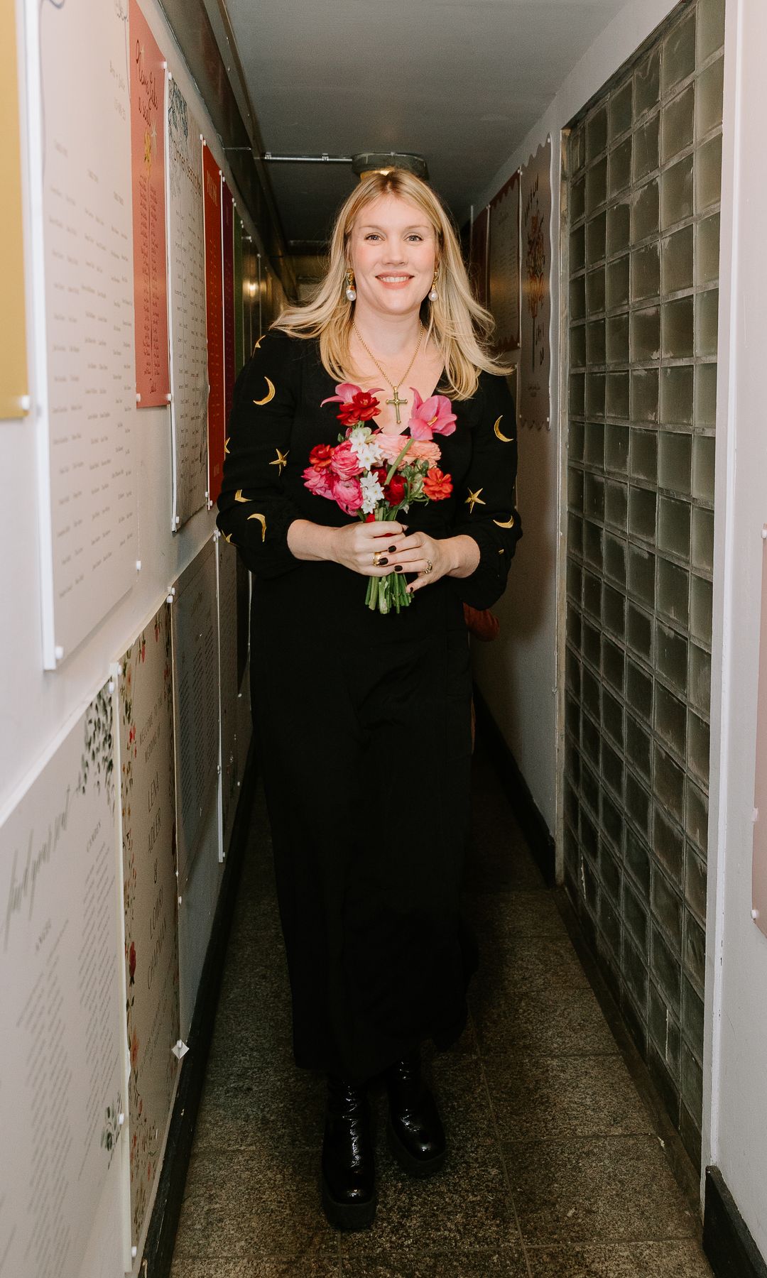 Emerald, la sœur de Coco, porte une robe conçue par Coco