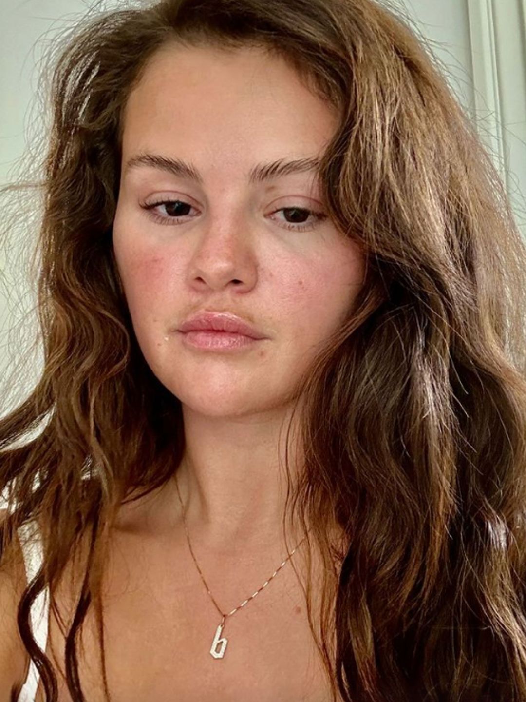 Selena opted to go makeup-free in her latest social media sharing 