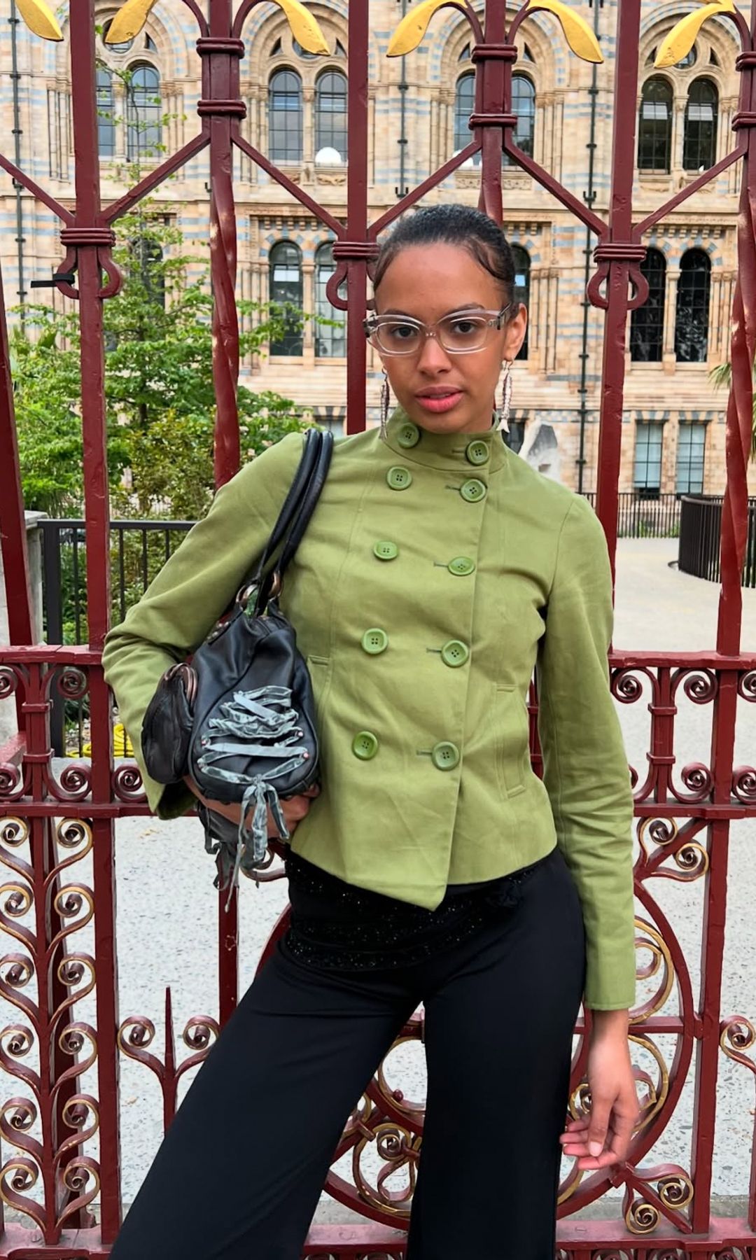 Rosie Oktocha porte des shorts de bermuda et une veste verte