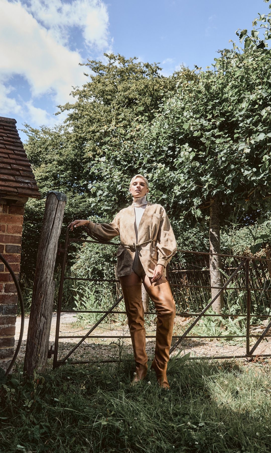 tigerlily taylor in beige boots