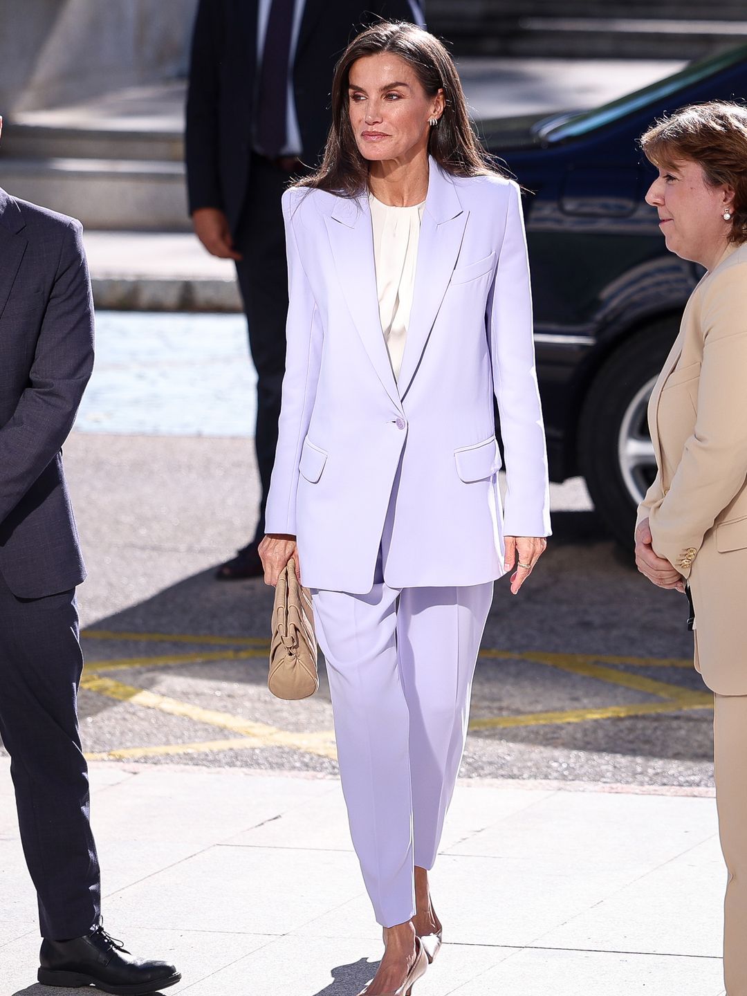 Rainha Letizia de Espanha assiste à apresentação do serviço "Rádio Nacional para Todos" nos estúdios Casa de la Radio em 30 de setembro de 2024 em Madrid, Espanha, vestindo um terno lilás