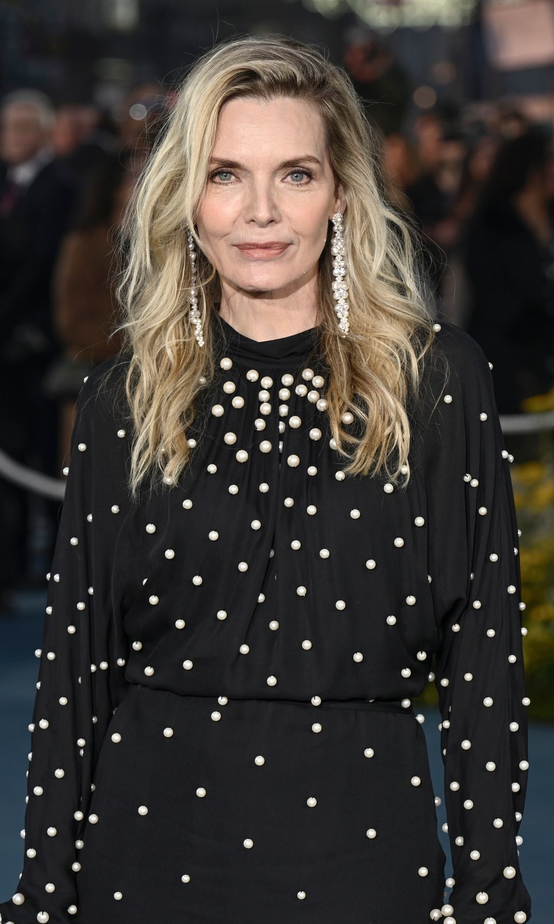 Michelle Pfeiffer en robe noire