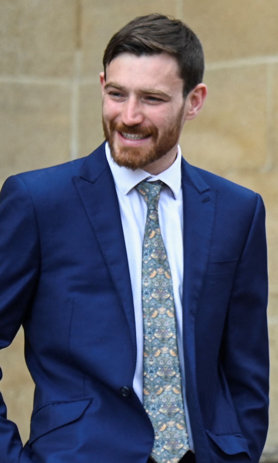 Nicky Blair en costume bleu