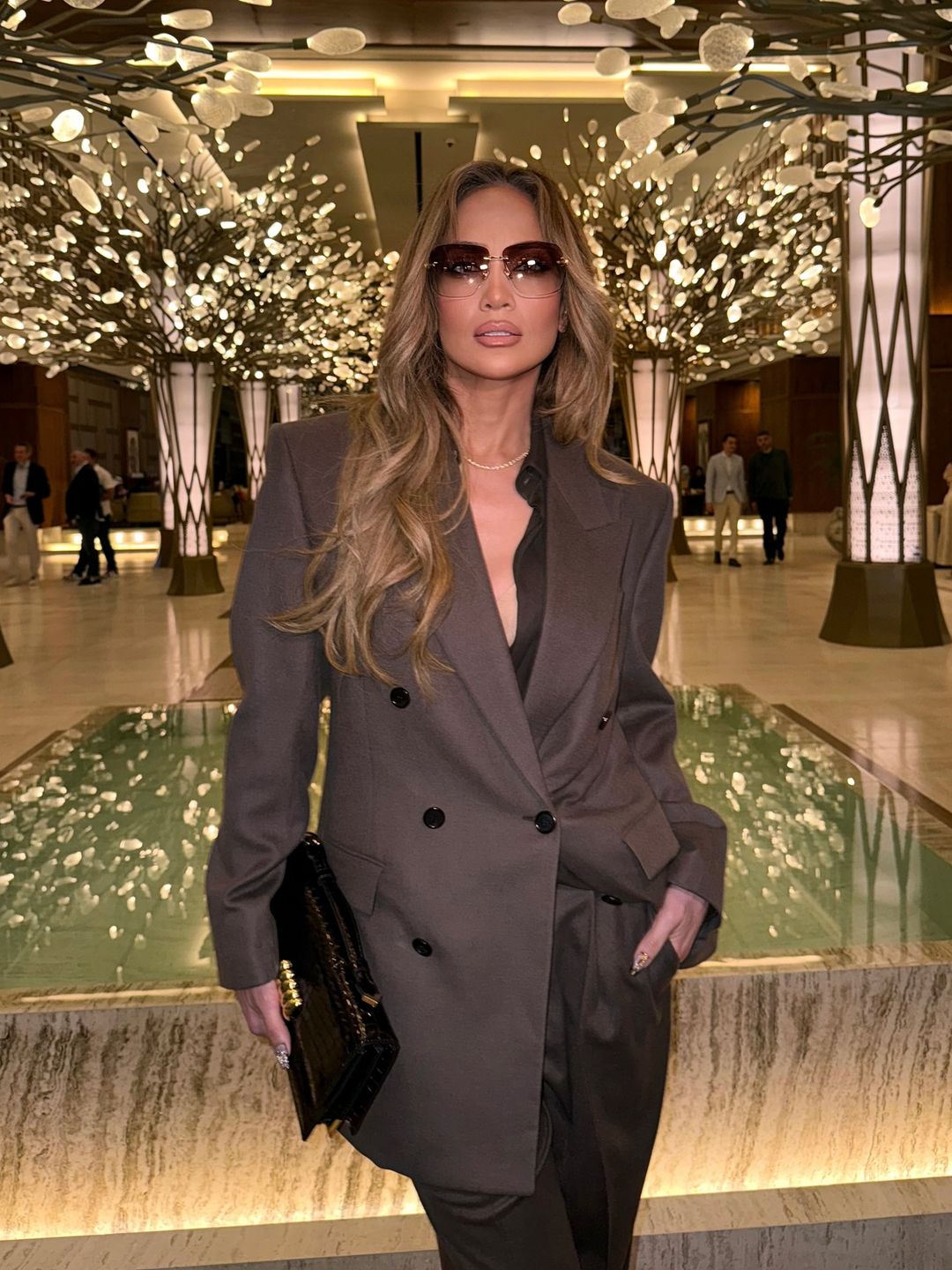 Jennifer Lopez perfects the oversized power suit trend for glamorous Dubai “business trip”