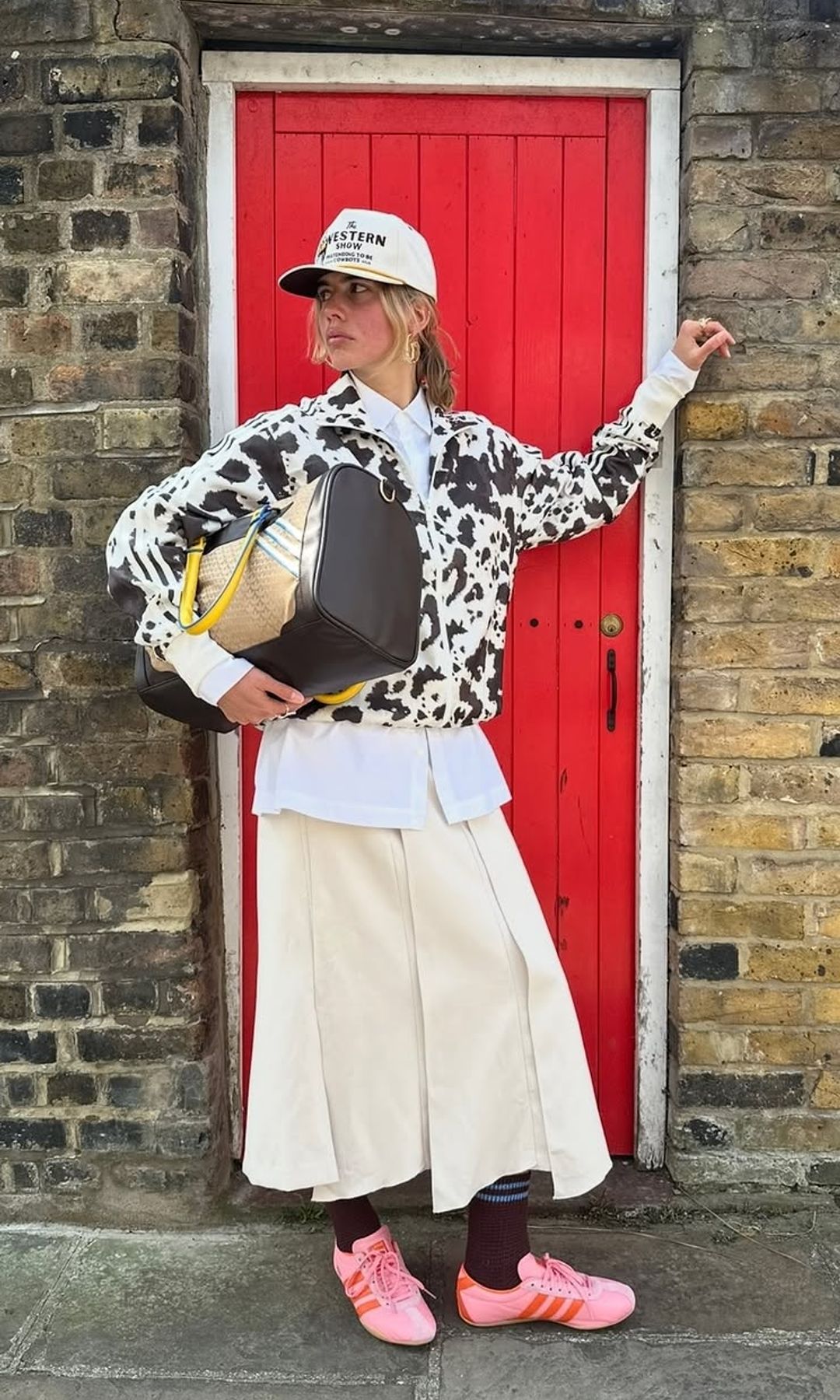 Influenceur portant une veste et une jupe imprimées de vache