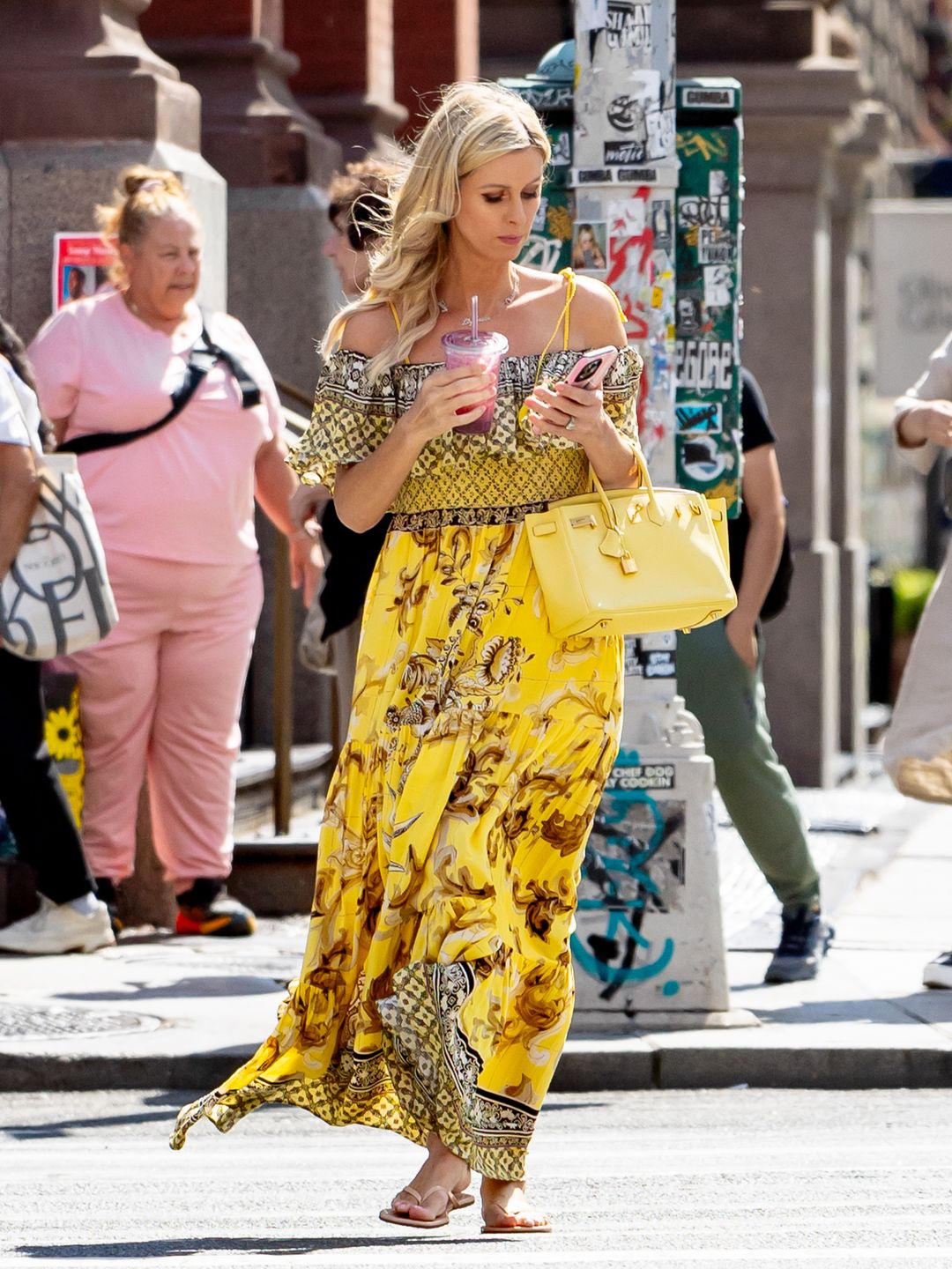 Nicky foi visto no SoHo em 21 de agosto com a mesma 'fórmula de roupa Y2K'