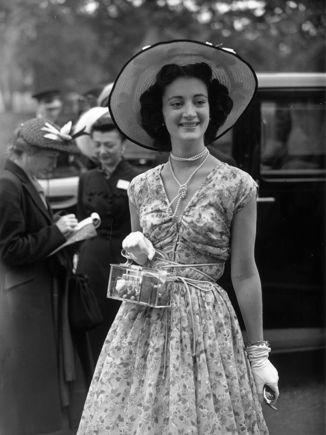 14th June 1949:  Miss Sondra Ritter of New York arrives on the first day of Royal Ascot in Berkshire carrying a novelty transparent perspex vanity bag.  (Photo by J. A. Hampton/Topical Press Agency/Getty Images)