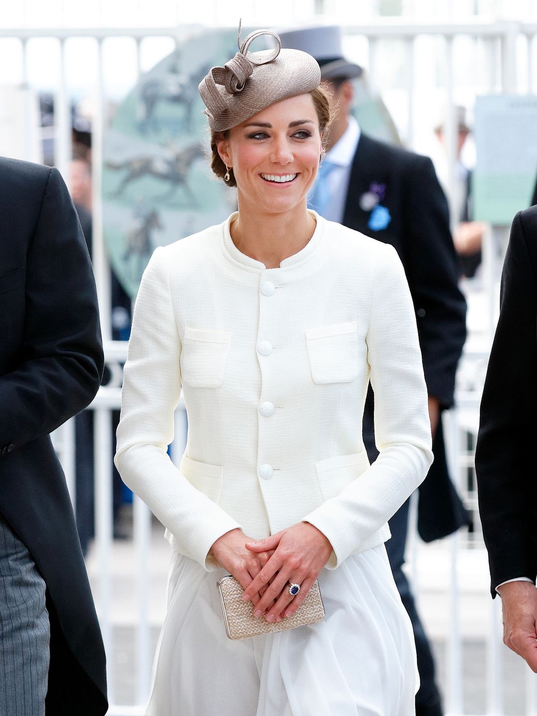 księżniczka Kate na wyścigach w białym stroju 