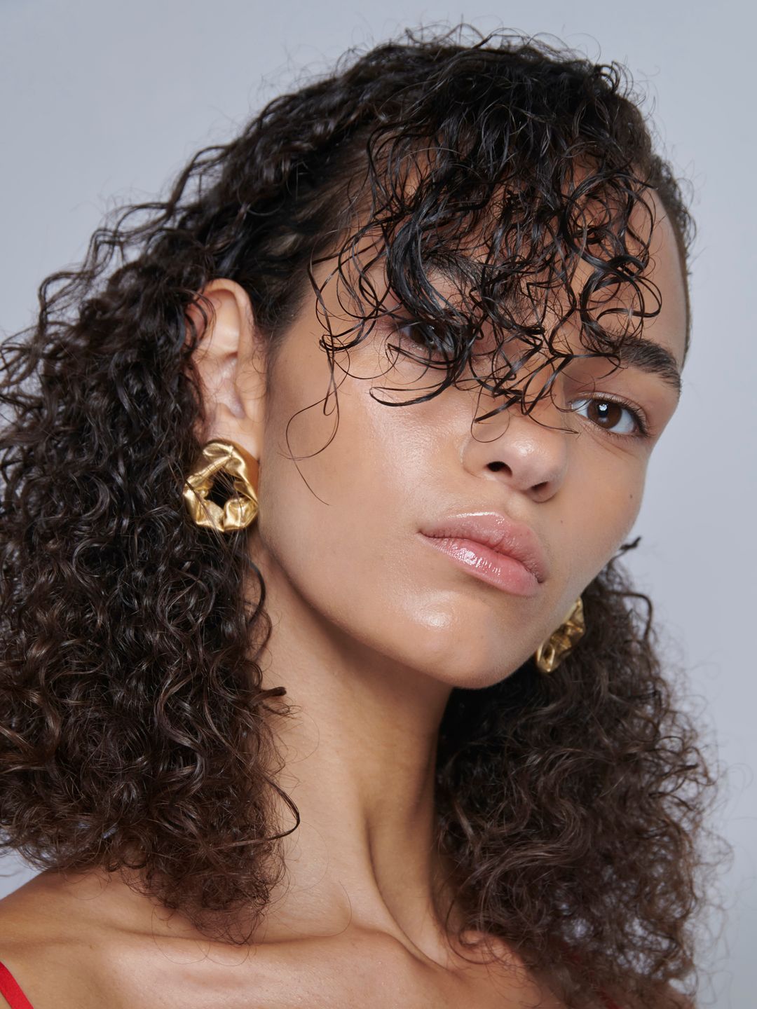 Model with curly hair 