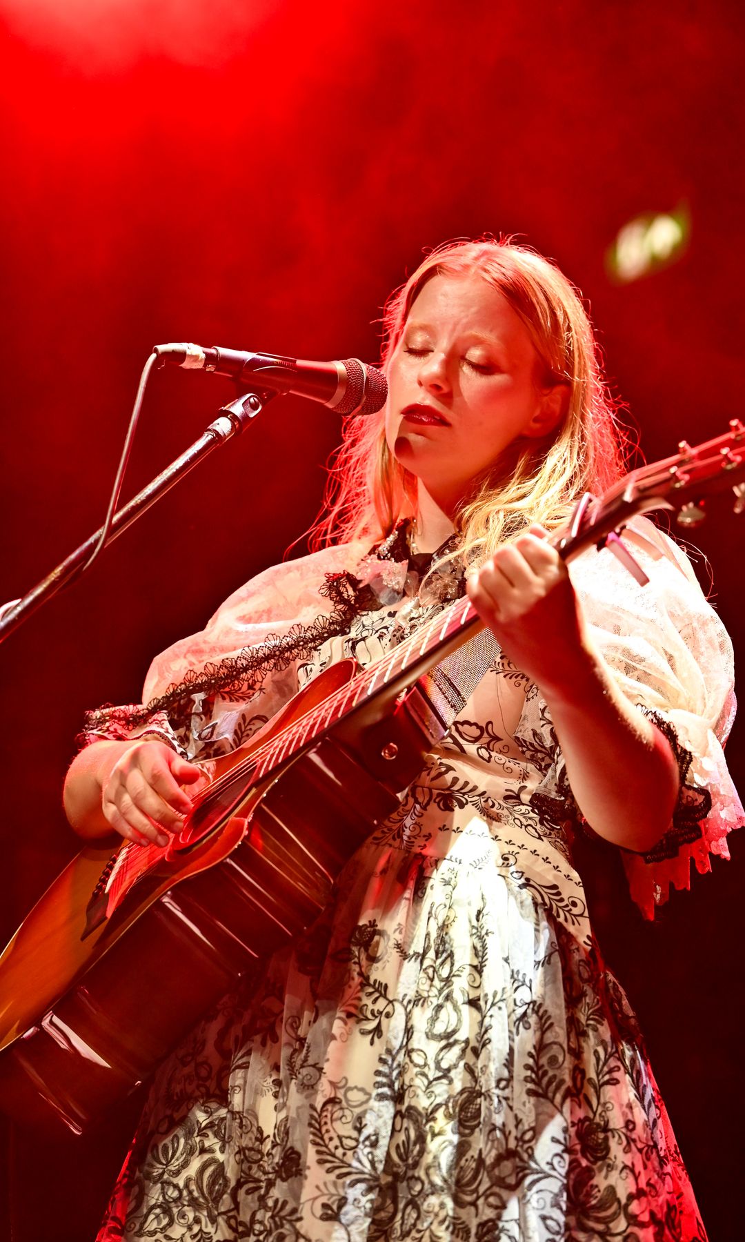 Paris Paloma performs on stage at Hoxton Hall on August 31, 2025 in London, England