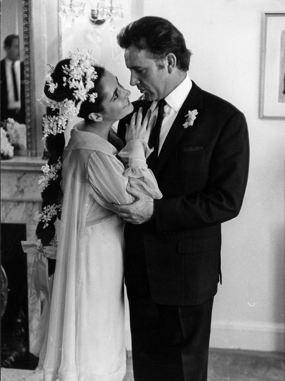elizabeth taylor with husband Richard Burton 