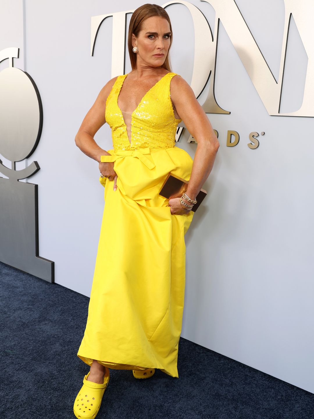 Brooke Shields comparece ao 77º Tony Awards anual no David H. Koch Theatre no Lincoln Center em 16 de junho de 2024 na cidade de Nova York.