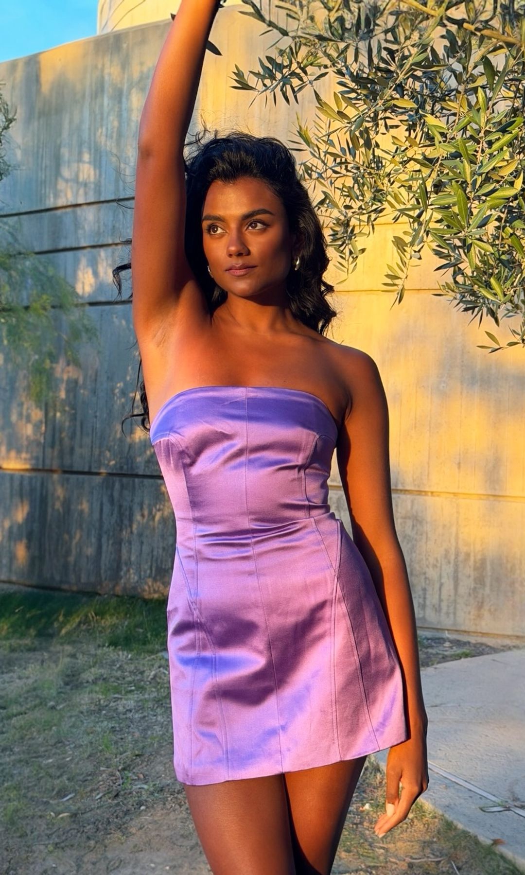 The 30-year-old actress styled the micro mini for a sun-kissed holiday date night 