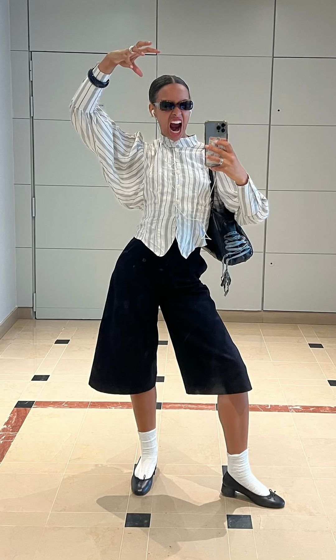 Rosie Oktocha porte des shorts de Bermuda