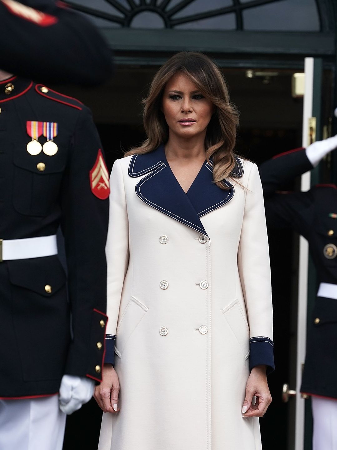 Melania Trump menunggu kedatangan Presiden Andrzej Sebastian Duda dari Polandia di Portico Selatan Gedung Putih 18 September 2018 di Washington, DC. Ketika Presiden Donald Trump menjadikan Polandia sebagai perhentian pertama dalam tur Eropanya tahun lalu, Duda sedang dalam perjalanan pertamanya ke Gedung Putih.  