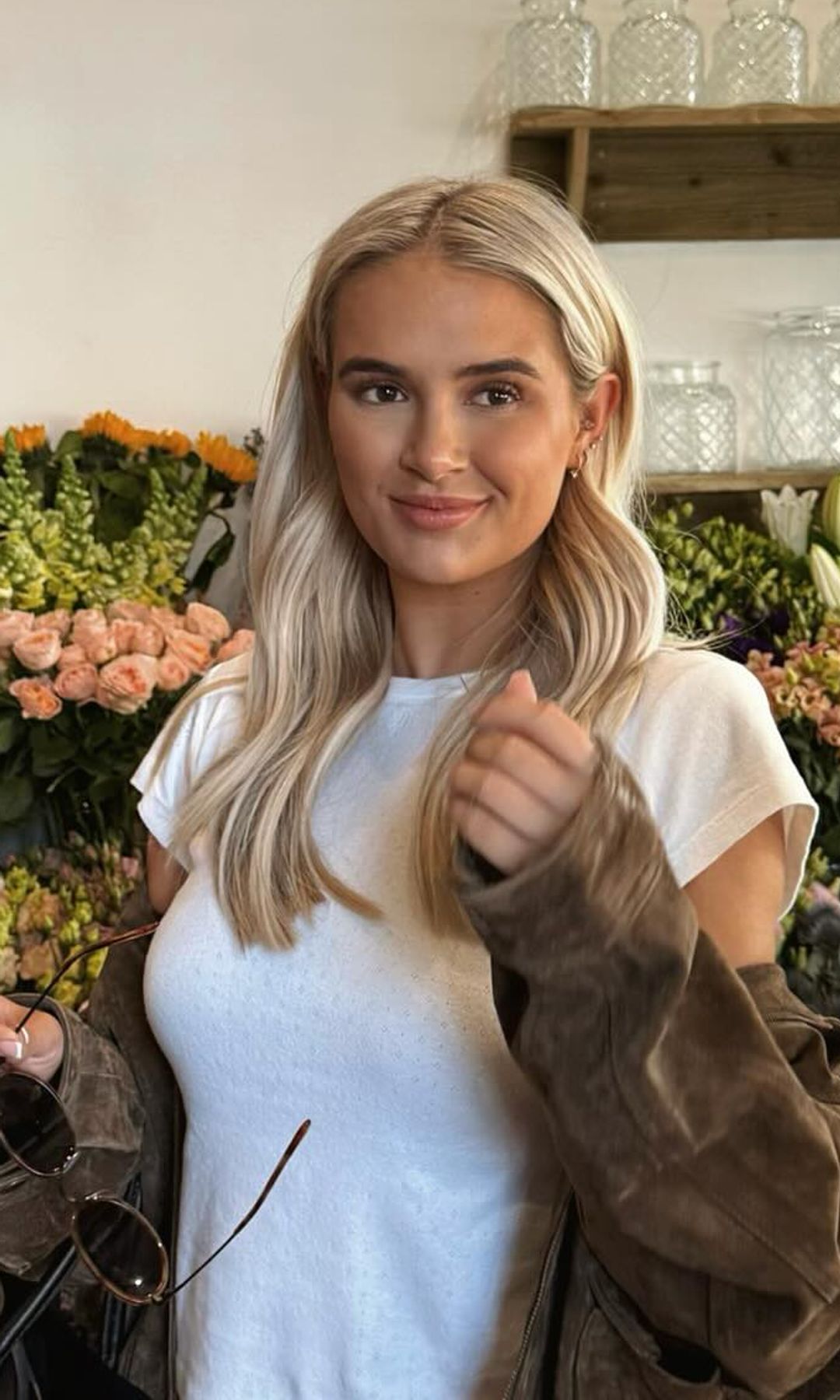 Molly mae posing with long blonde hair 