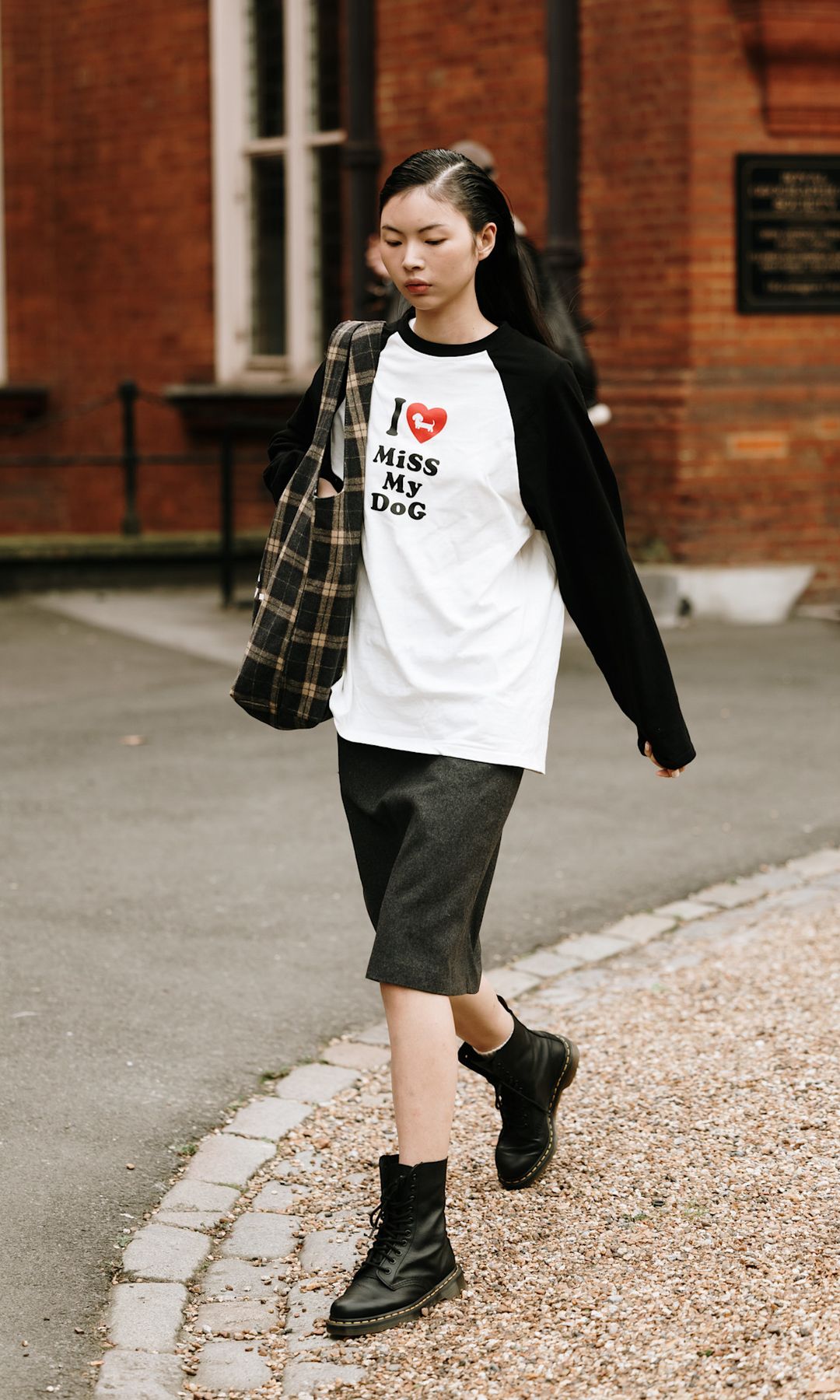 femme portant un haut à slogan en forme de baseball et une jupe