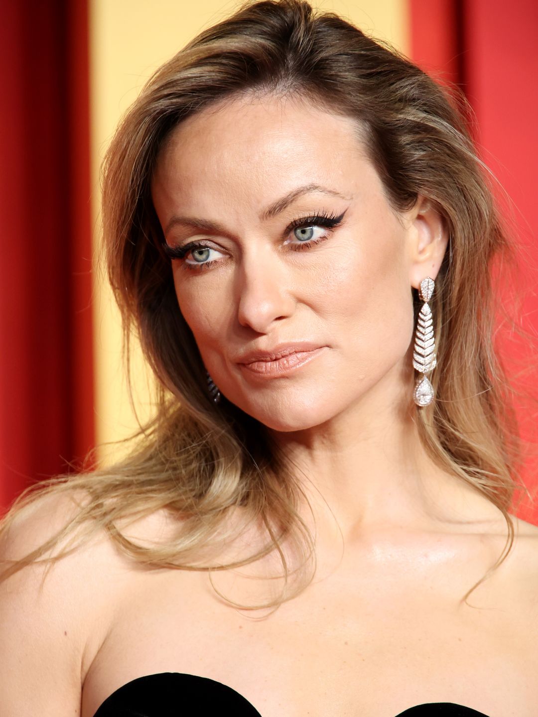 Olivia Wilde with skinny brows on the red carpet