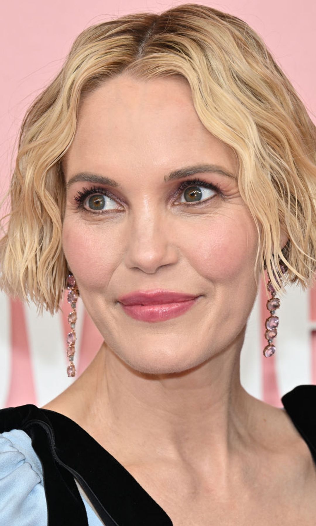leslise bib blonde bob 