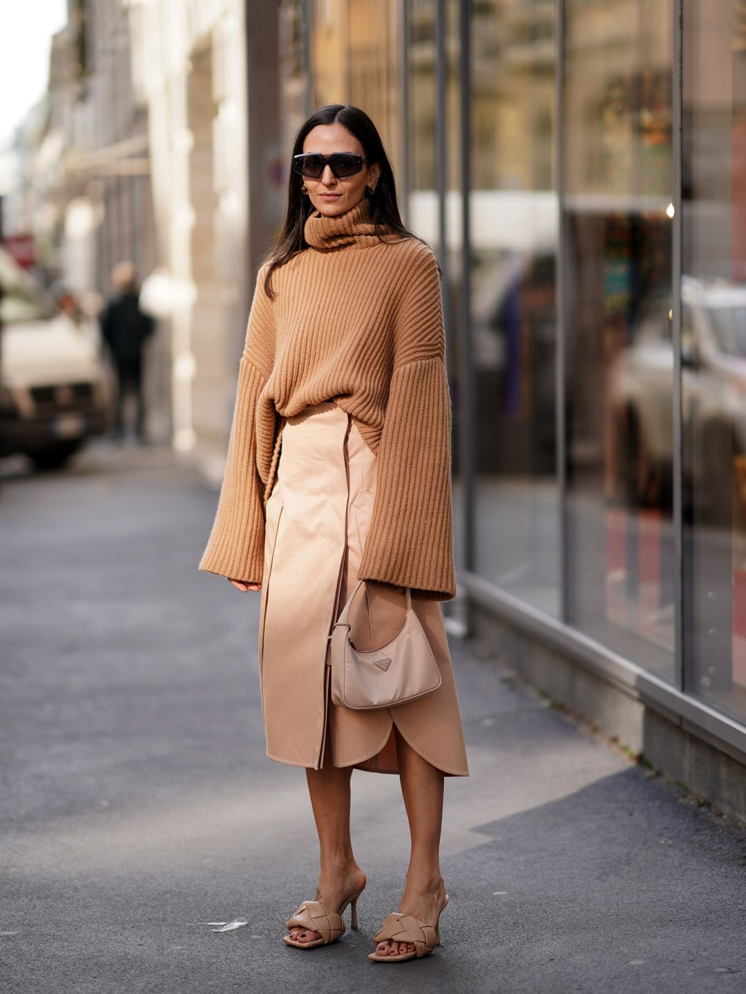 A Milan Fashion Week wearing an oversized jumper with light neutral hues 