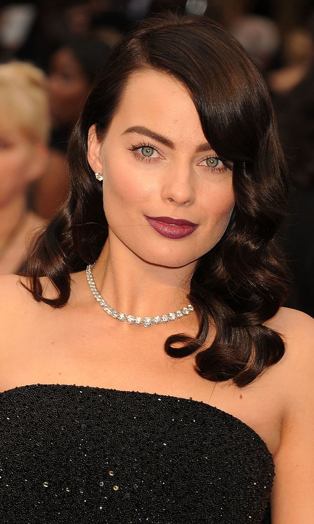 margot robbie brown hair shoulder length waves 