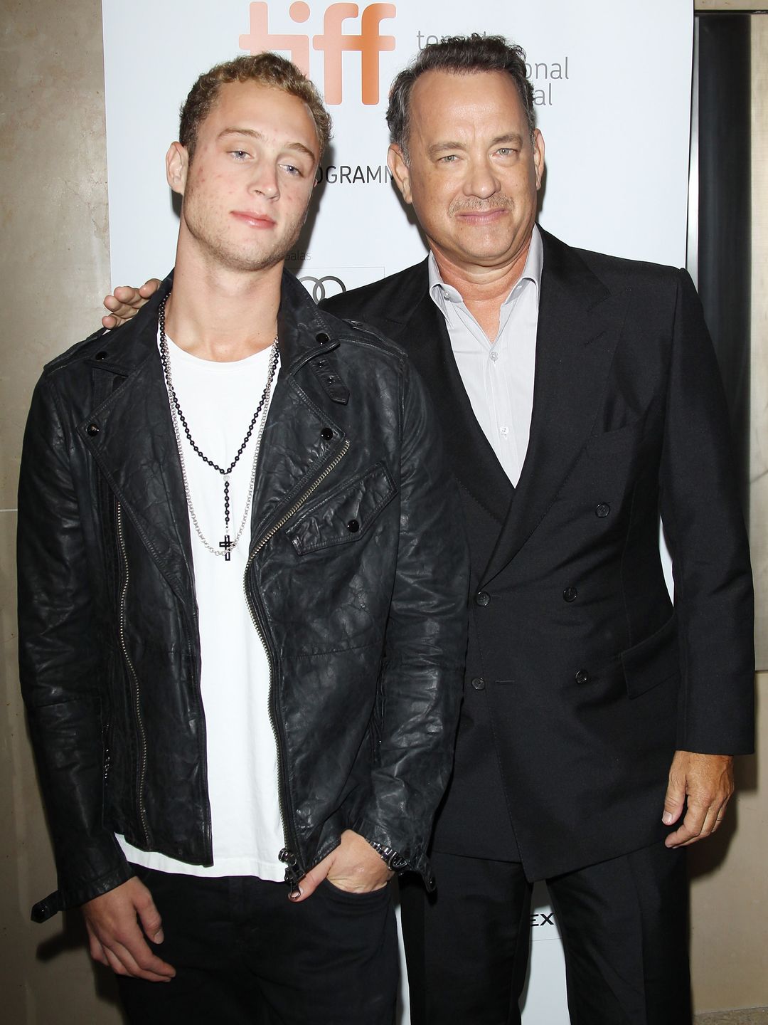 tom hanks arm around son chet hanks