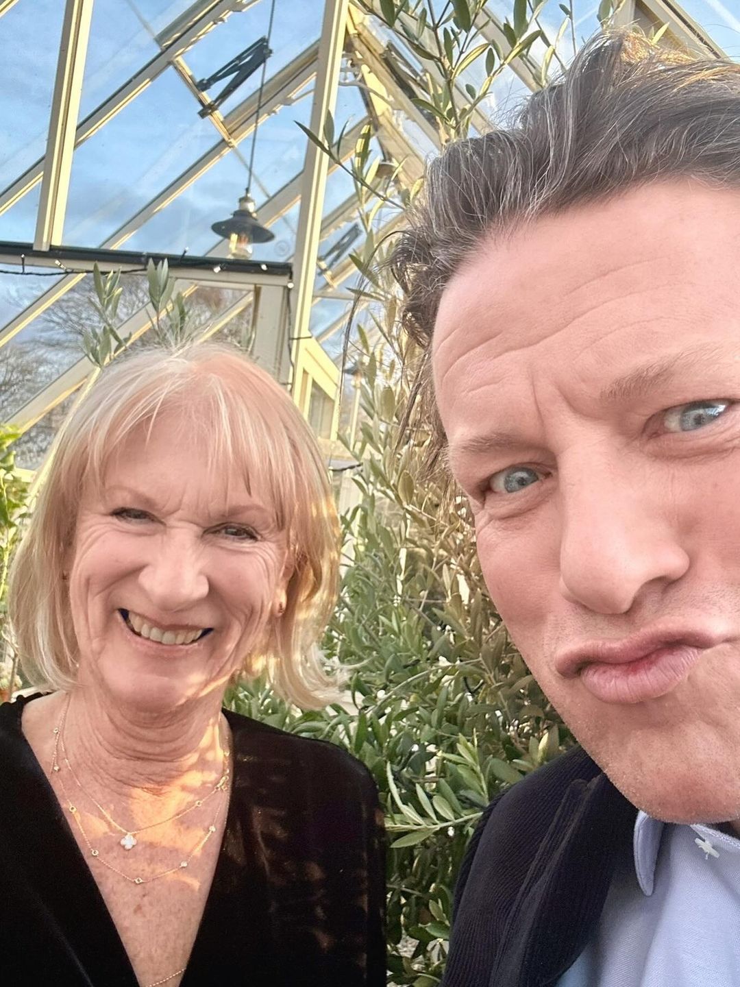 jamie oliver selfie with mum 