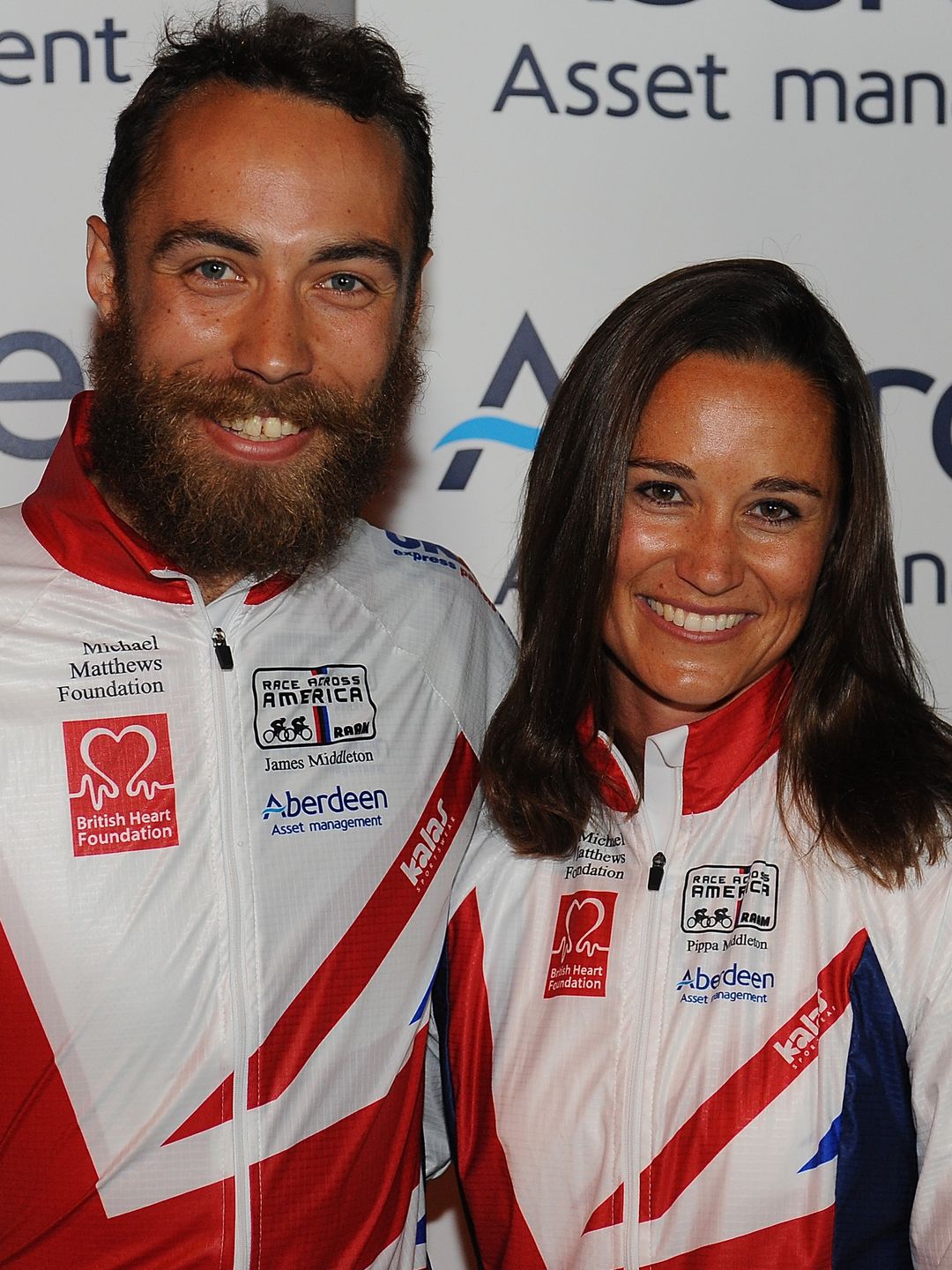 James Middleton com barba ao lado de Pippa