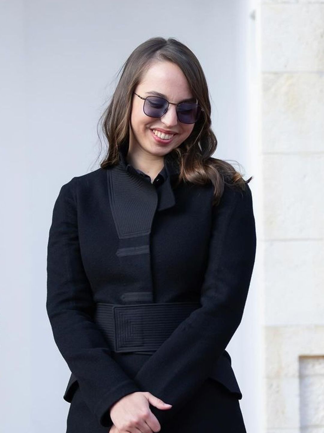 Princesa Salma usa casaco Louis Vuitton no aniversário de 25 anos do rei Abdullah