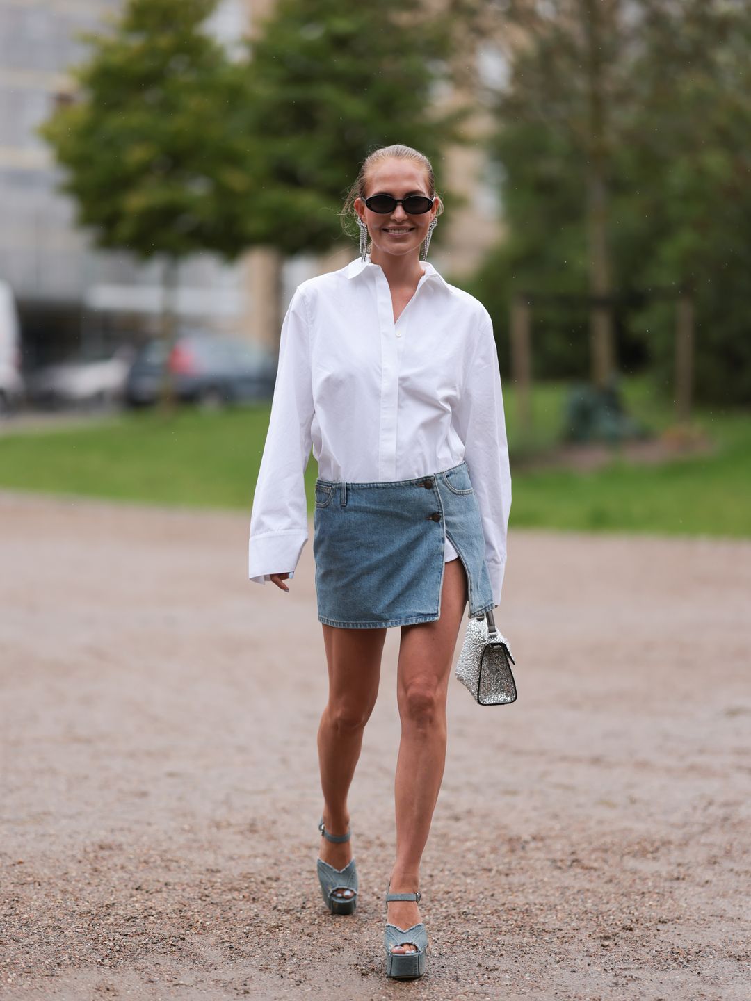 How to wear a denim shirt: Style your shirt according to an expert